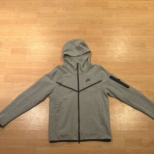Selling this Nike tech hoodie in a grey color way; Size is medium.